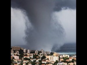 Waterspout in Corsica - По побережью Франции пронесся мощный торнадо