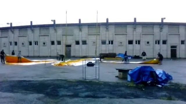 Собираем палатку под дождём в городе Белая церковь смотреть онлайн