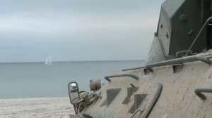 Мобилизованные военнослужащие выполняют боевые стрельбы из бронетранспортёров БТР-82А