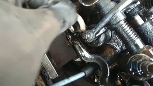 Замена шайбы на шпильке блока цилиндров Москвич 2141.mp4