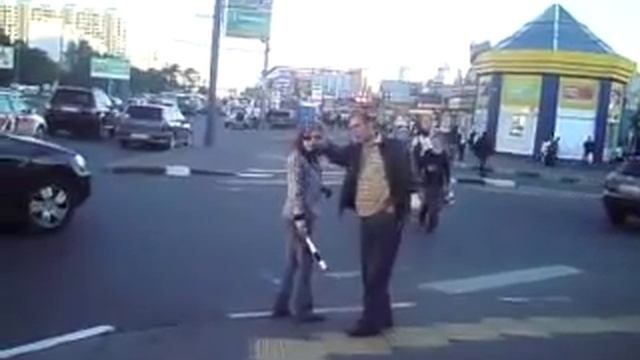 Весёлая регулировщица на Юго-Западной Москвы.MP4 смотреть онлайн