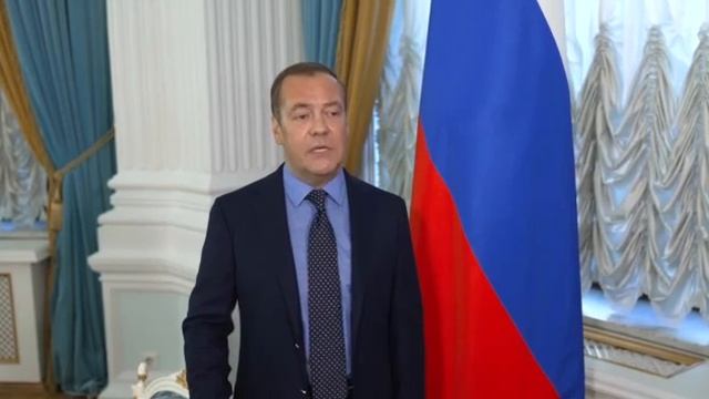 Медведев ответит аналитикам, которые считают, что Армия России является «армией прошлого века» смотреть онлайн