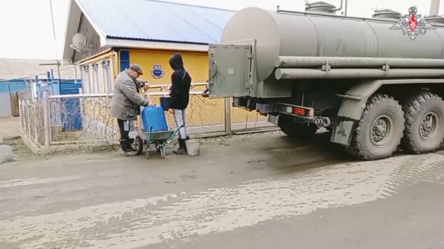 Военные инженеры Ясненского соединения РВСН организовали раздачу питьевой воды жителям