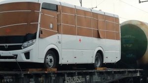 Перевозка автобуса ПАЗ 320406-04 на грузовом поезде.