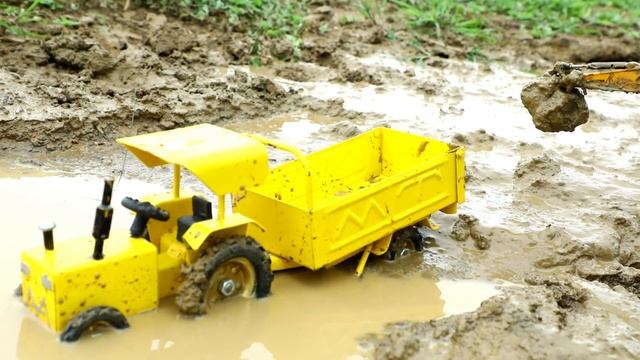 Экскаватор загружает грязь в грузовики смотреть онлайн