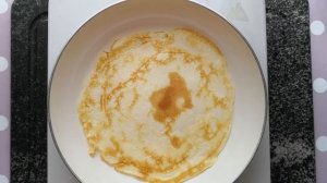 Блинчики из рисовой муки с отварным мясом и луком