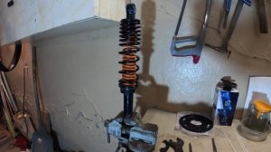Bajaj Boxer 150. Как снять пружины задних амортизаторов.