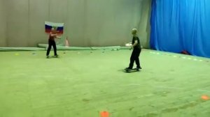 РОЛКРОСС -ФРИСБИ Игровая дисциплина РОЛКРОССа. Фрагмент отработки техники метания диска ФРИСБИ.