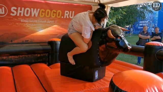 Попытка оседлать быка – девушка на аттракционе «Родео» смотреть онлайн