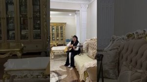 Чеченка поет под гитару