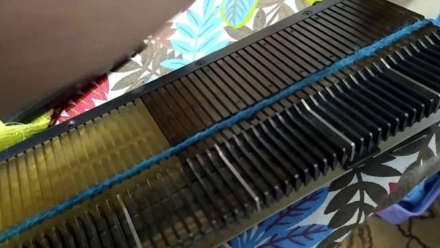 Если убегают иглы. Замена шнура под иглами вязальной машины. смотреть онлайн