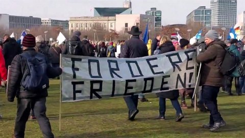 На улицы Берлина вышли сотни человек, протестующих против поставок оружия Украине