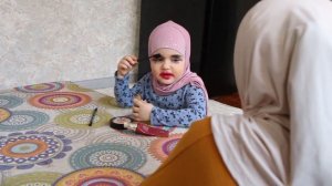 Маленькая Фатима начала краситься. Уроки макияжа!  MAKEUP FOR A LITTLE MUSLIM