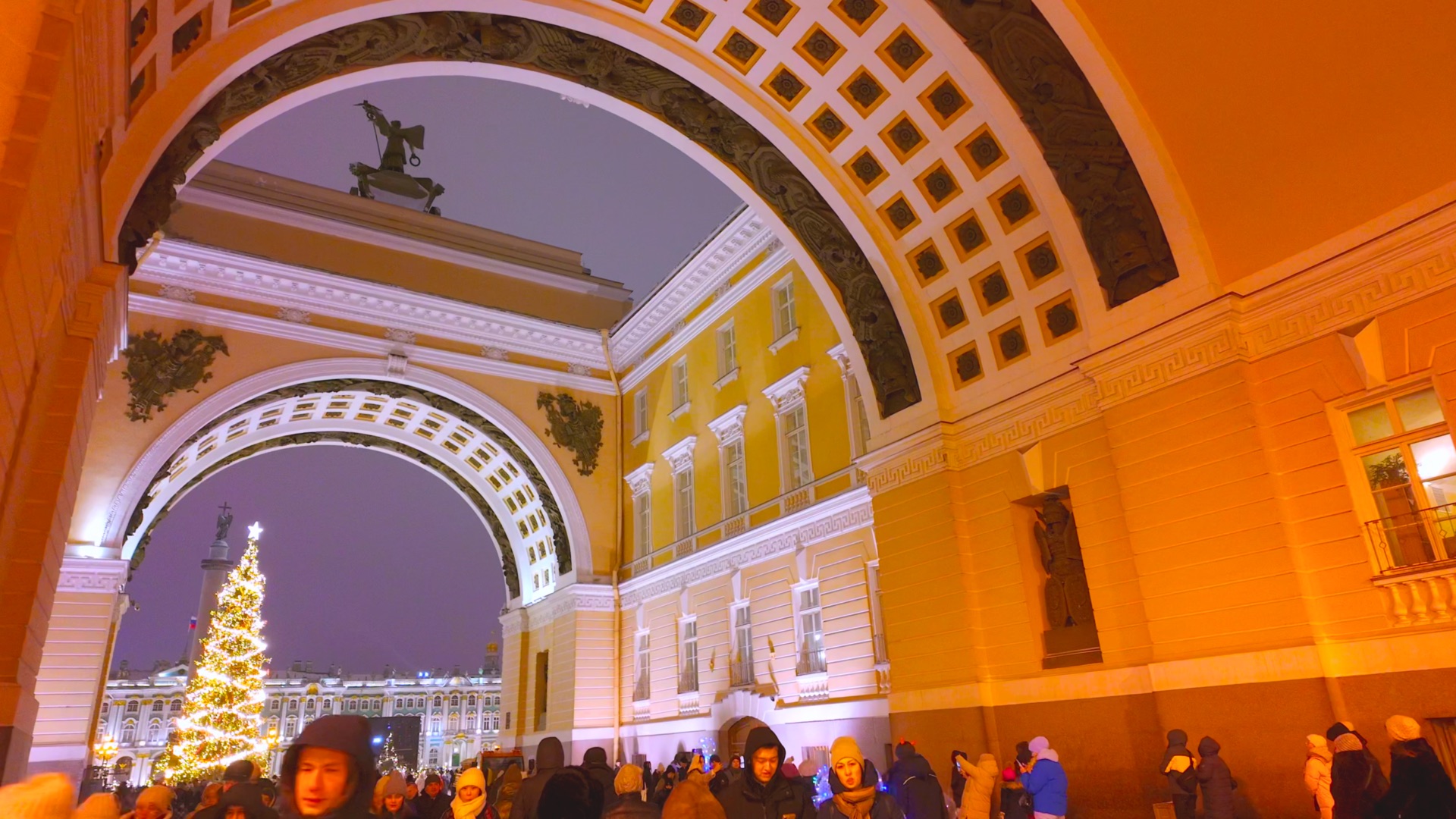 ?? Морозы в Петербурге закончились, можно прогуляться на Дворцовую площадь. Новогодняя ёлка.