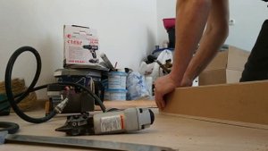 Аккумуляторный мини компрессор в работе.