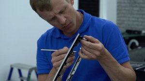 BMW 3 оклейка деталей интерьера в кованный карбон