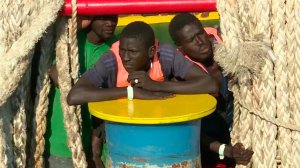 15 беженцев утонули при попытке переправиться из Африки в Европу