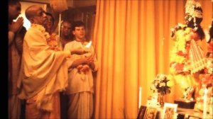 Видеть Кришну везде Нам не очень интересно слушать, но это главная обязанность