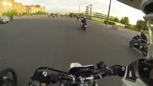 Мото безбашенная езда по дорогам города  Мотарды рулят!