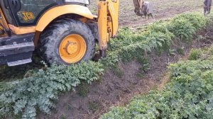 ЭКСКАВАТОР JCB в деле  копаем канал
