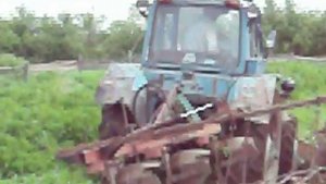 МТЗ-82 ,вспашка самодельным 3 корпусным плугом,с бороной на гц.