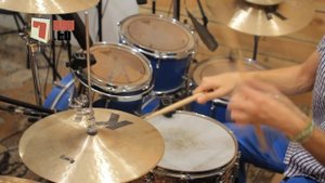 Как крутить палочки при игре на барабанах (Drum lesson 2)