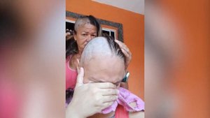 Больная раком дочь расплакалась, увидев, как мама побрилась налысо вместе с ней