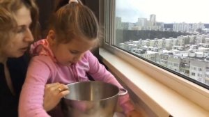 Саша готовит шоколадные МАФФИНЫ. Sasha makes chocolate MUFFINS