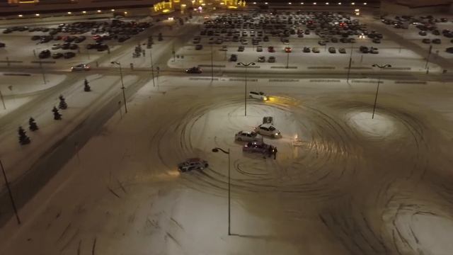 Дрифт на парковке у Глобуса и Аутлета Белая Дача 21.01.2018 смотреть онлайн
