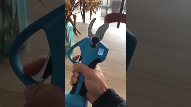 show video of cordless electric pruner and electric pruning shears 32mm смотреть онлайн