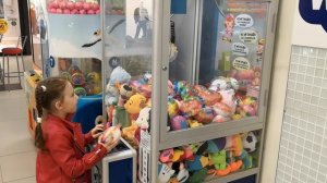 4 из 10! Лесена побеждает АВТОМАТ ХВАТАЙКУ (автомат с игрушками)!