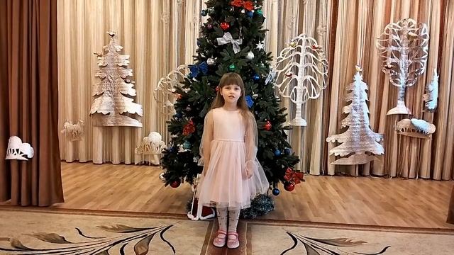 Арина Ефимова читает стихотворение "Новый год" смотреть онлайн