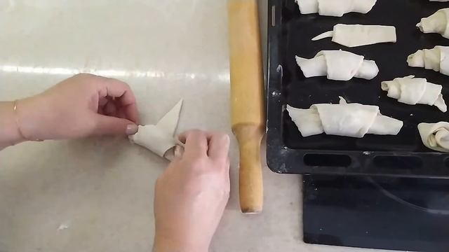 Круасаны с вареной сгущенкой из слоеного теста смотреть онлайн