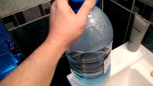 Простой рукомойник из бутылки