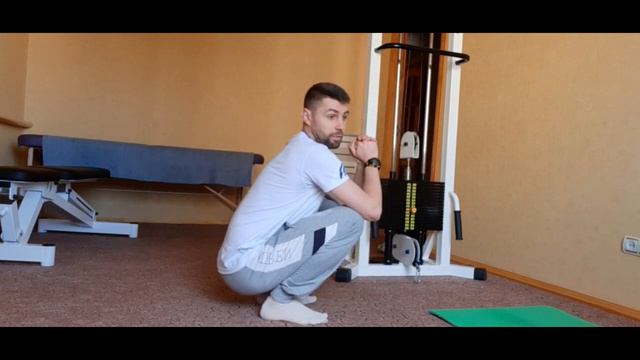 Это простое и мощное упражнение поможет разработать колени и избежать заболеваний коленных суставов