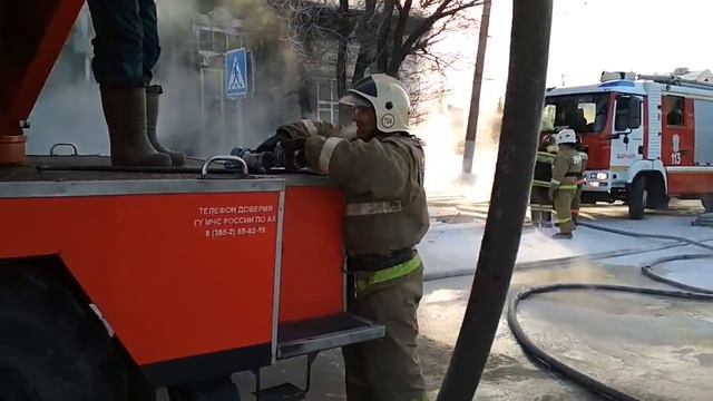 Работа пожарных бригад на пожаре, ул. Ползунова. Барнаул