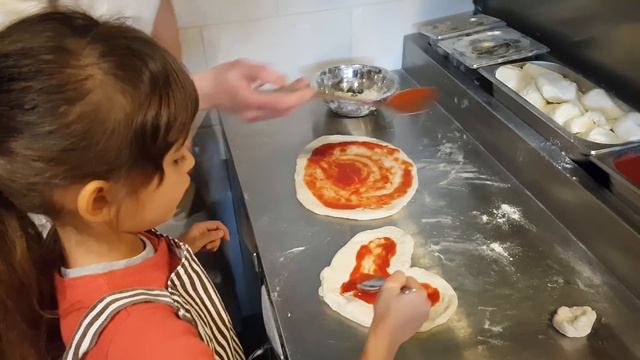 ? Как приготовить пиццу в форме сердца?? Фея Кассиопея учится готовить в настоящей пиццерии. смотреть онлайн