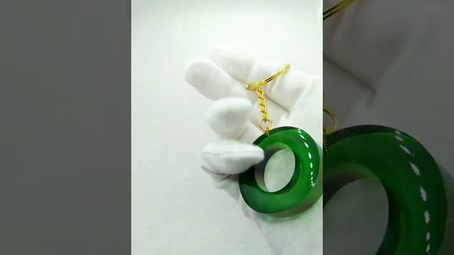 Изумрудные буквы-брелки с золотой поталью и шестерёнками из эпоксидной смолы | SpicyPoe Bijou смотреть онлайн