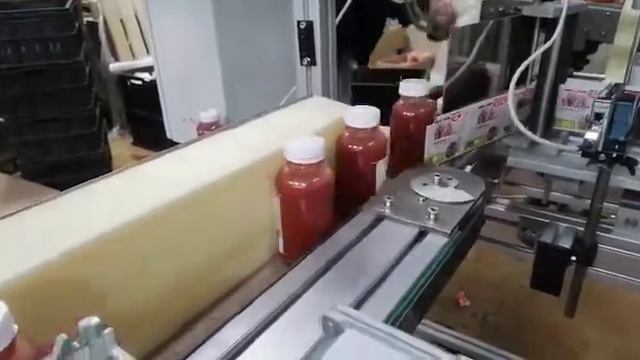 Самоклейка боковое нанесение этикетки на бутылку Линейный обкатчик Хренодёр