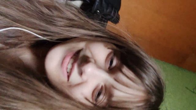я отрезала маленькую прядь волос