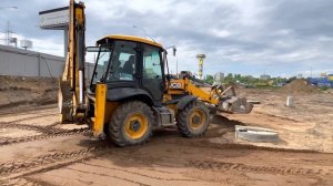 Работа экскаватора-погрузчика JSB3CX SUPER планировка песка благоустройства стройплощадки ООО "АСС"