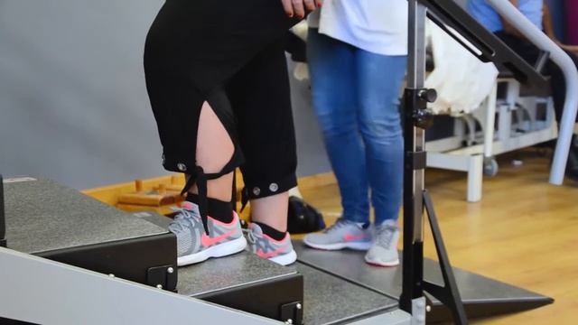 Упражнения на равновесие с помощью динамического тренажера-лестницы DST8000 смотреть онлайн