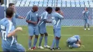 Смешной штрафной удар в футболе