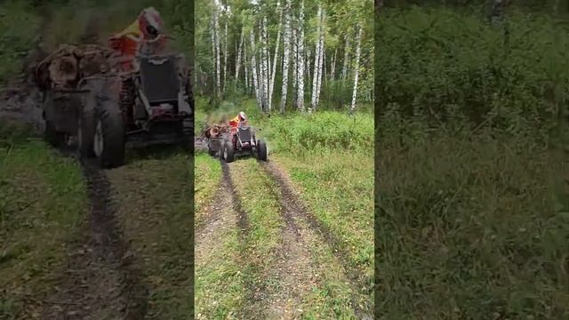 ребёнок на самодельном квадроцикле с прицепом