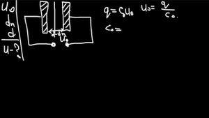 Плоский воздушный конденсатор заряжен до разности потенциалов V0 = 50 В и отключен от источника ток