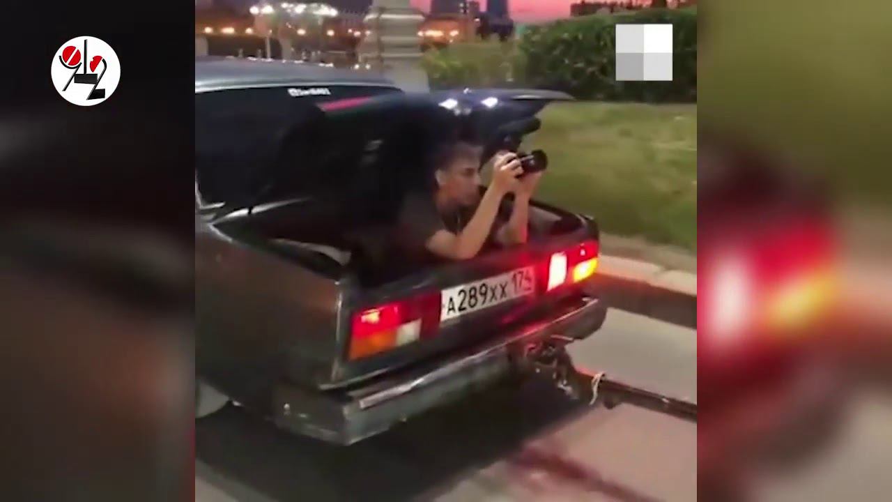 Полуголые телки на коленях проехали по Бургу.
