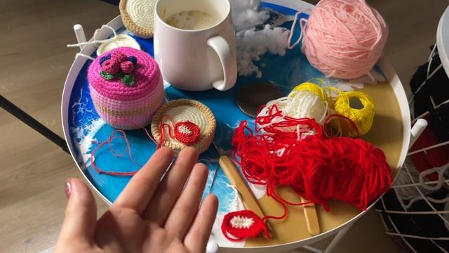 Вяжу и рисую. Моя татуировка. Вязанные пирожные. Дед мороз крючком. Как украшены дворы. смотреть онлайн