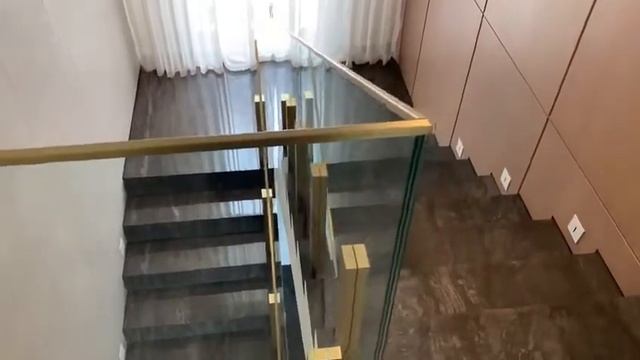 Стеклянные перила на латунных стойках