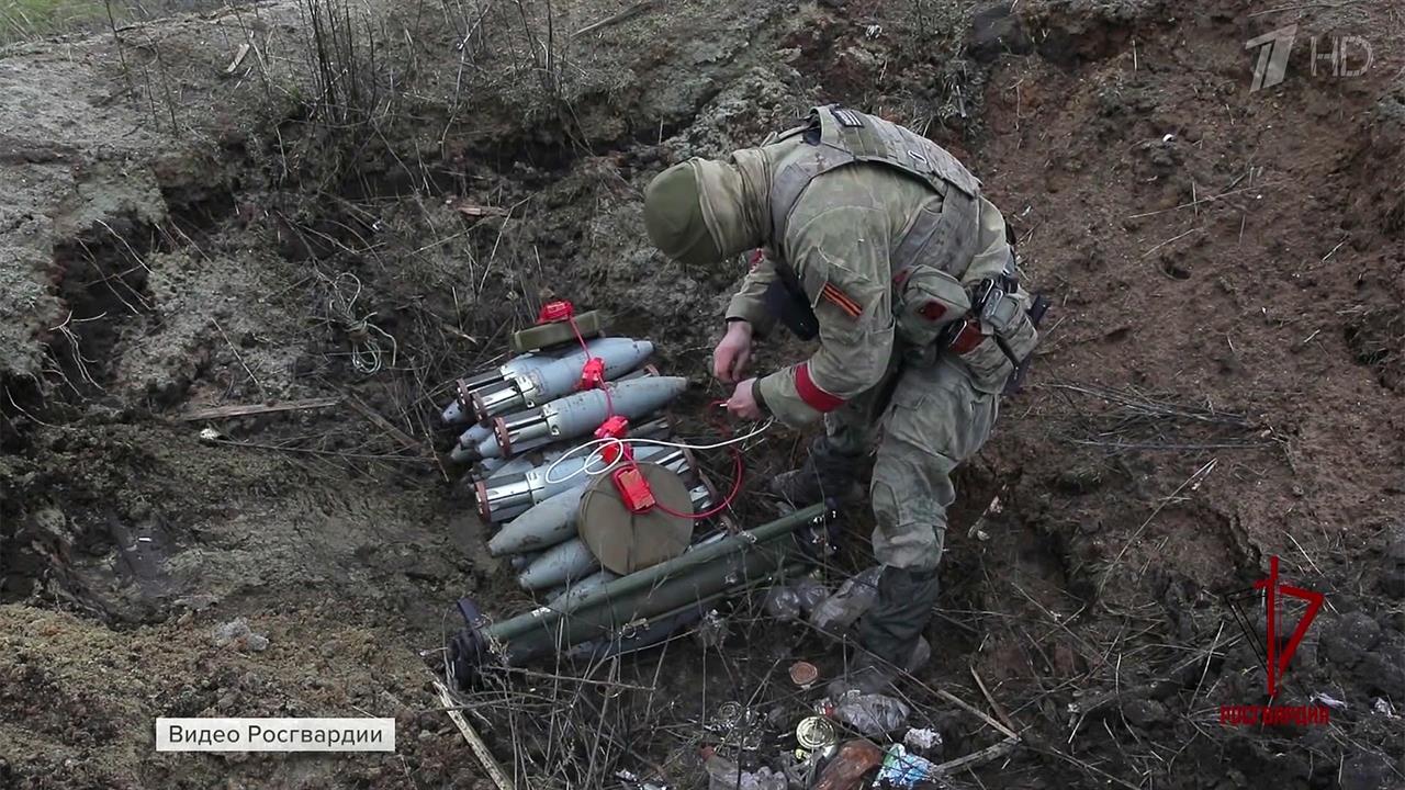 В ЛНР военные и сотрудники Росгвардии, проводя раз...ки украинских боевиков с оружием и боеприпасами
