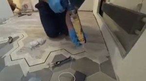 Комбинация плитки и ламината в прихожей